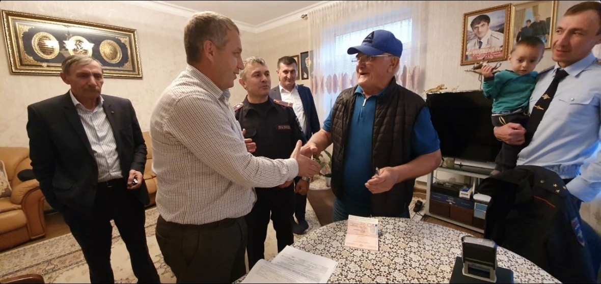 Тажудину Гаджиеву вручили на дому загранпаспорт