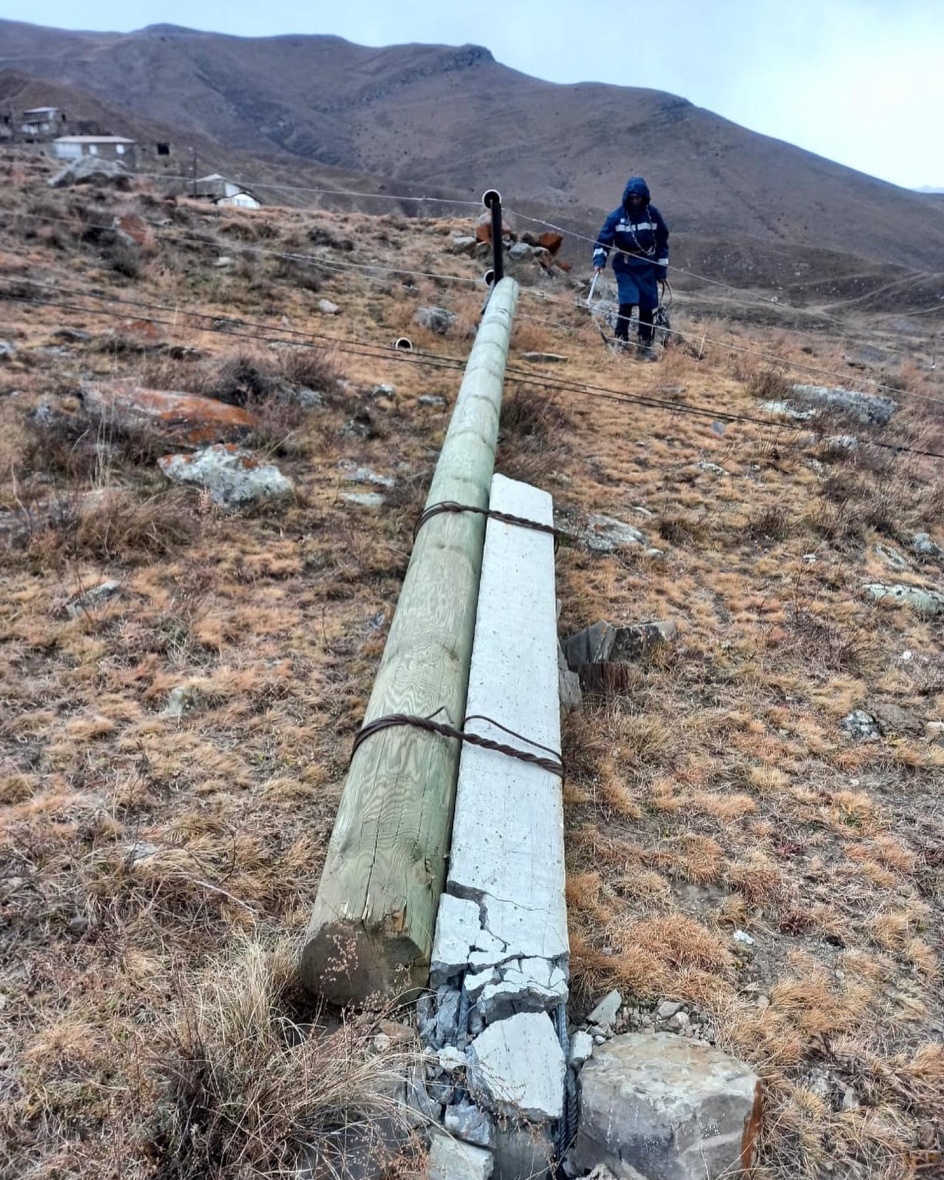 Энергетики района восстановили 11 сваленных электрических столбов