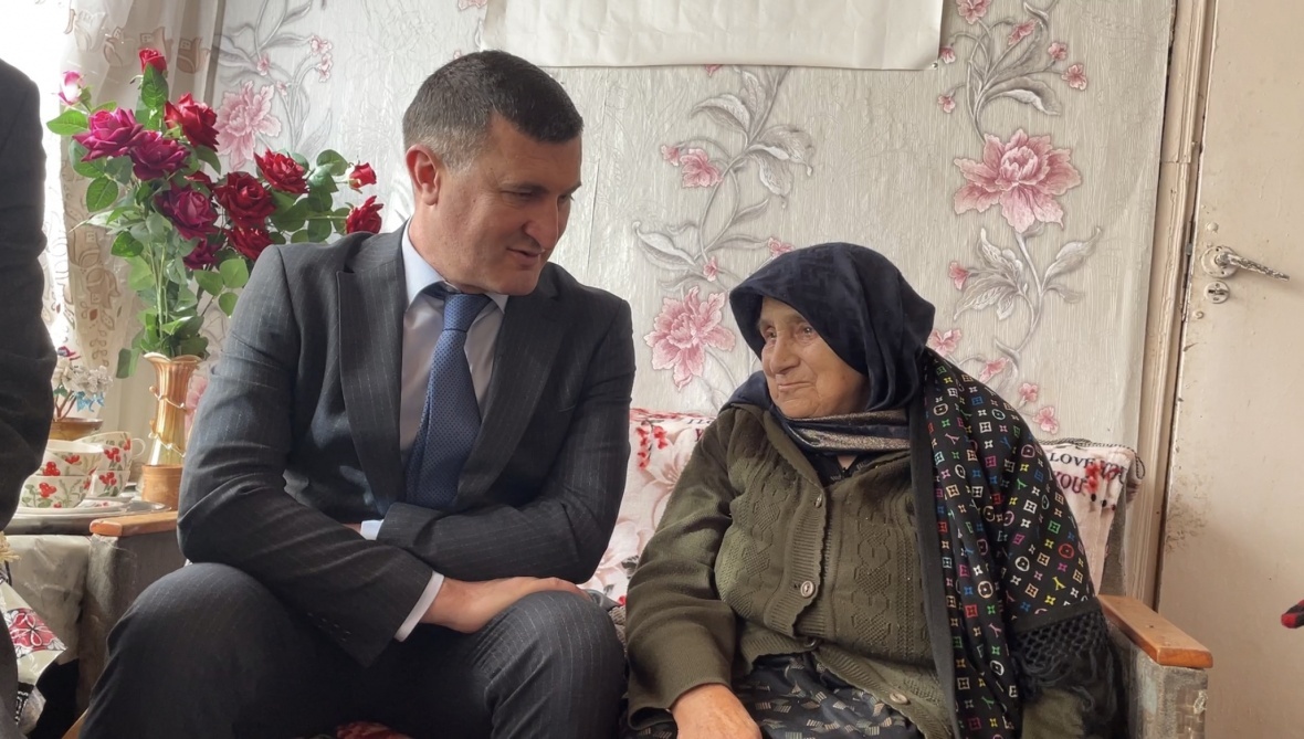 Мухидин Магомедов поздравил с наступающим 8 марта ветерана труда из села Гочоб Патимат Тамирбудаеву