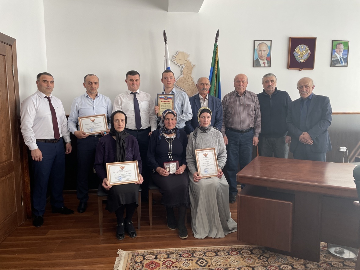 Представители отдела образования, отличившиеся педагоги и отличник выпускного класса собрались в кабинете главы района