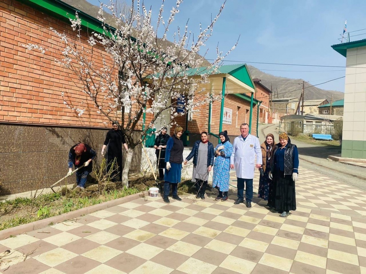 Работники районной больницы вышли на субботник