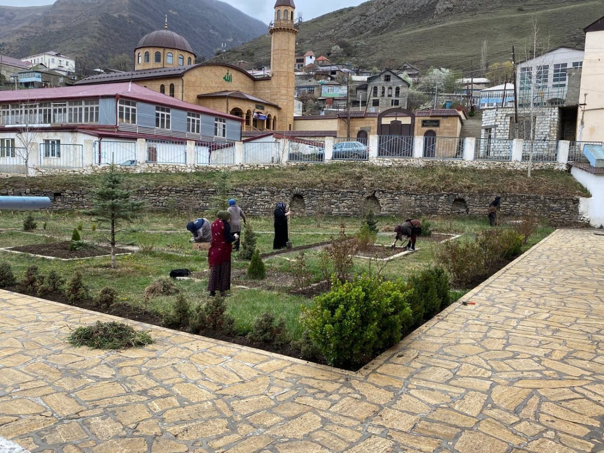 Вокруг Дома культуры провели субботник