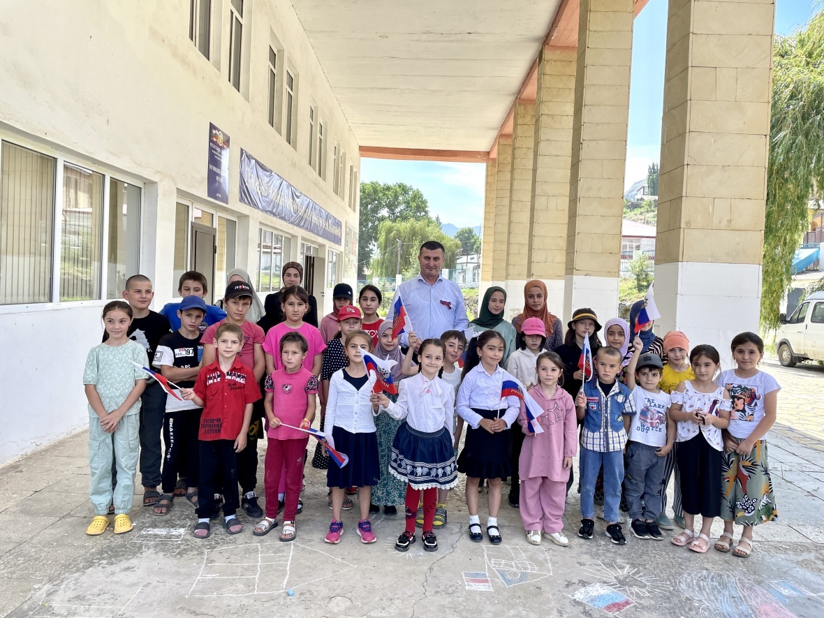 День Государственного флага РФ отметили в Чародинском районе