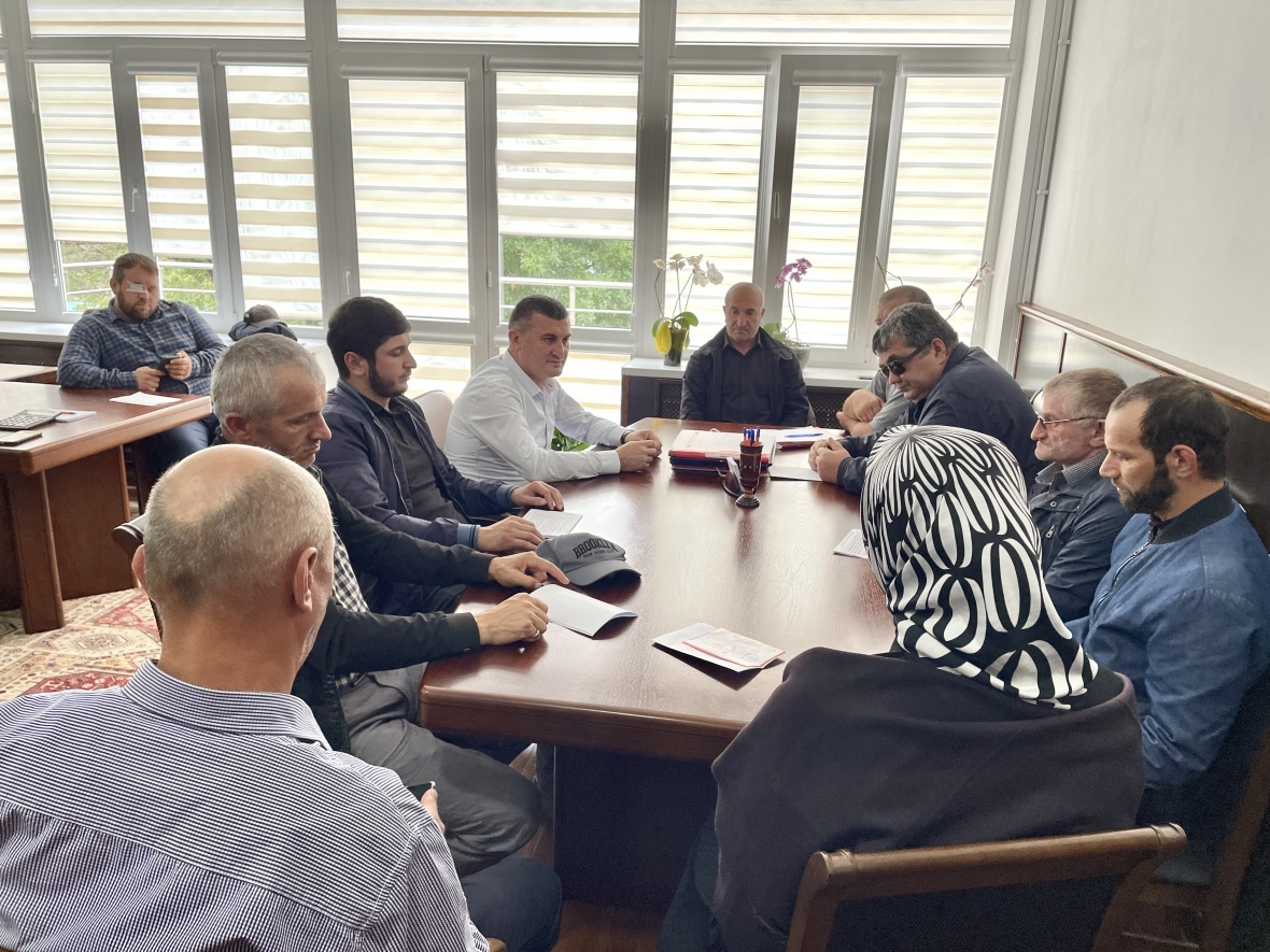 Спецоперацию на Украине, добровольный набор в ряды контрактников и социальные льготы для них обсудили в администрации района