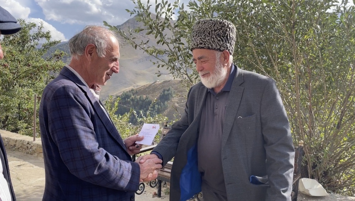 Ко Дню учителя в Гочобе навестили ветерана труда Омаргаджи Муртузова