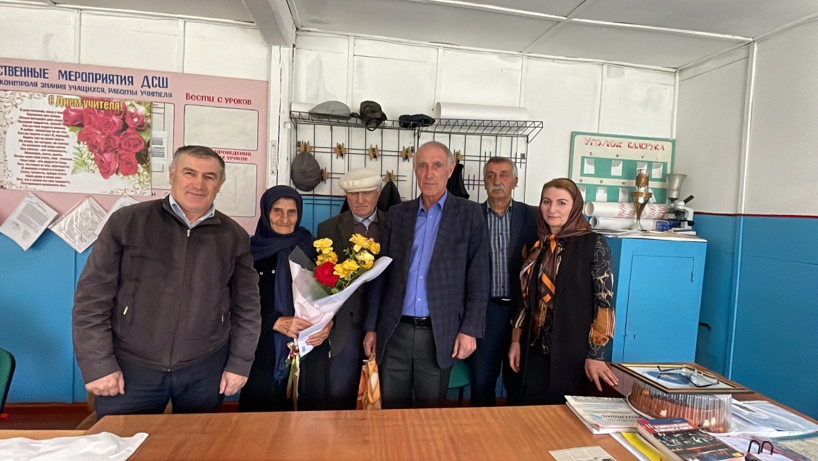 В день учителя в Дусрахской школе поздравили ветеранов-учителей и весь коллектив