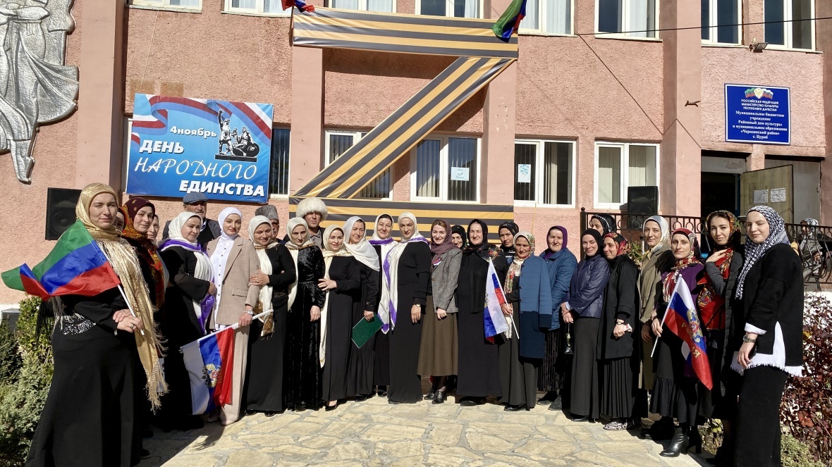 Концерт ко Дню народного единства прошел перед Домом культуры Цуриба