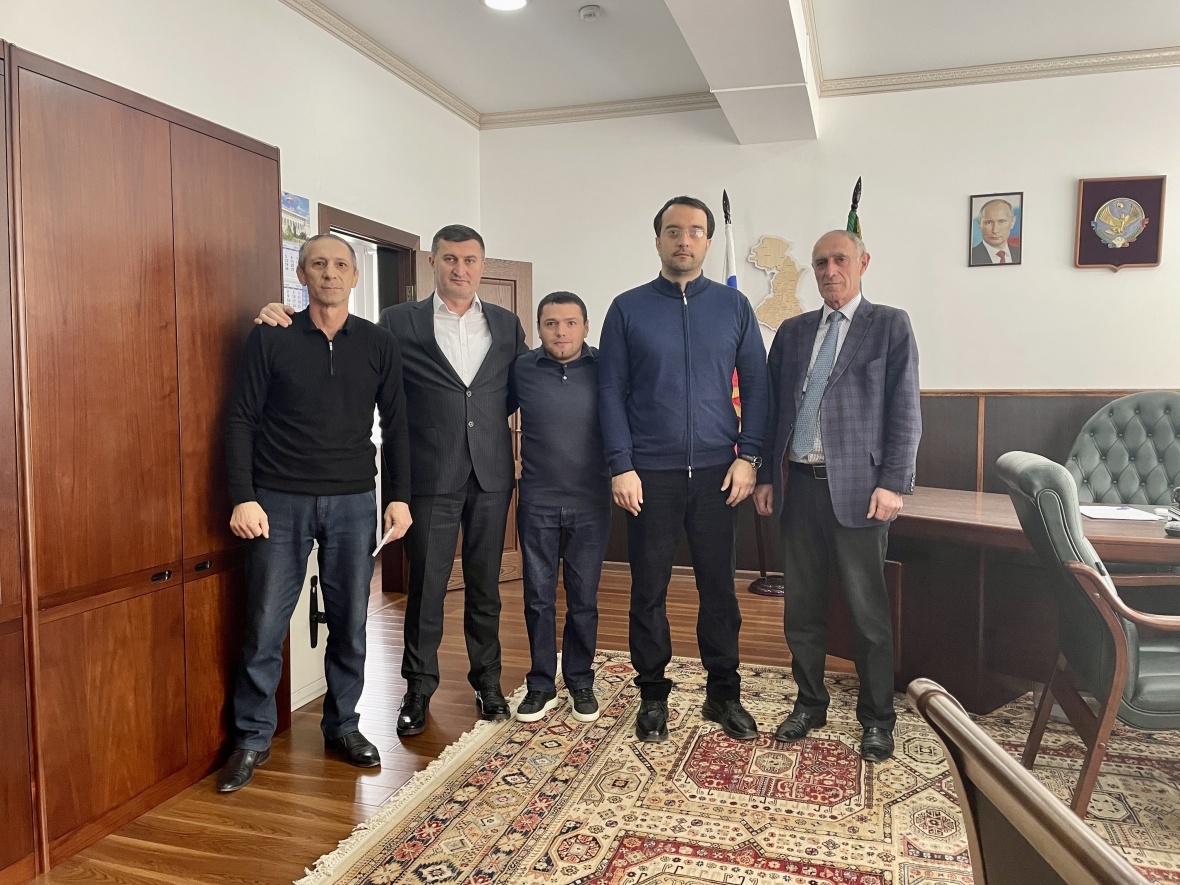 От имени депутата ГД РФ Джамаладина Гасанова поощрили специалистов райадминистрации