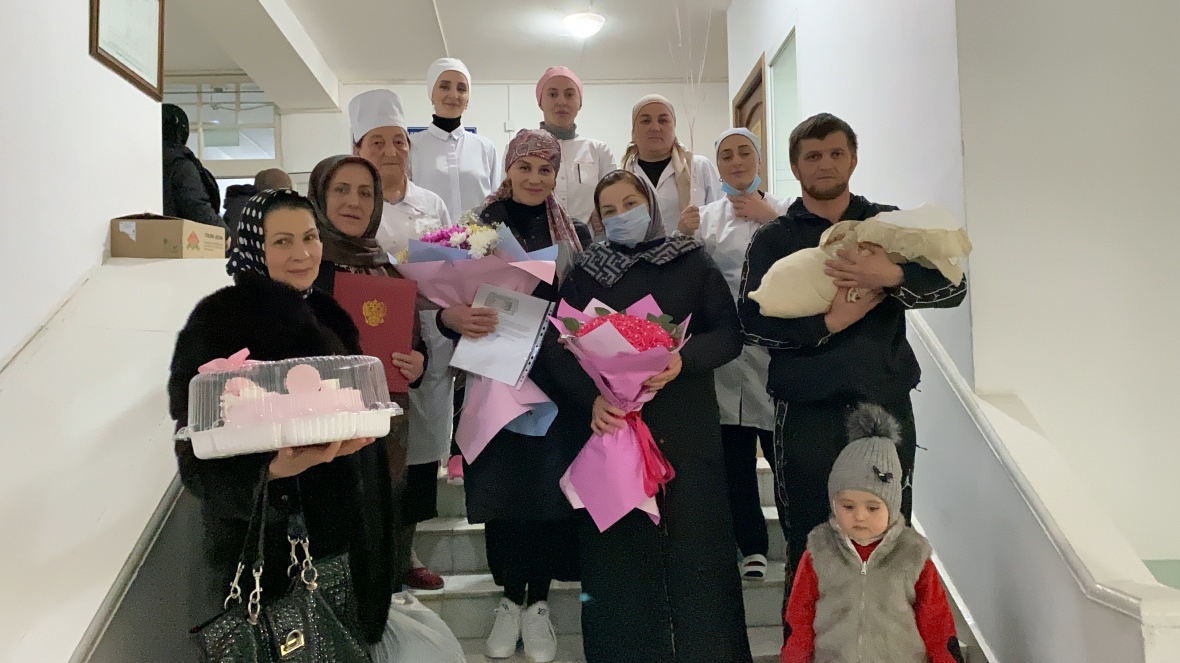 Торжественную выписку дочери военнослужащего Атая Сайпулаева провели в ЦРБ