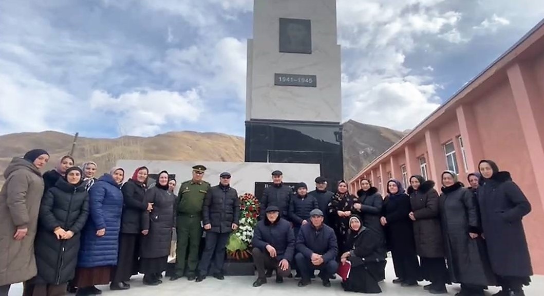 У памятника погибшим в ВОВ у Дома культуры в селе Цуриб прошел торжественный митинг