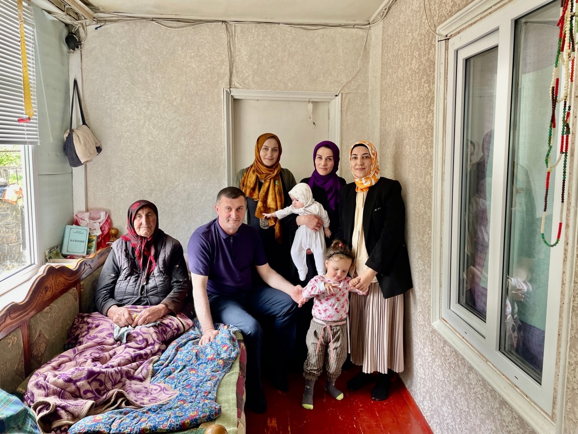 Семью участника СВО из села Цемер поздравили с Днем защиты детей.