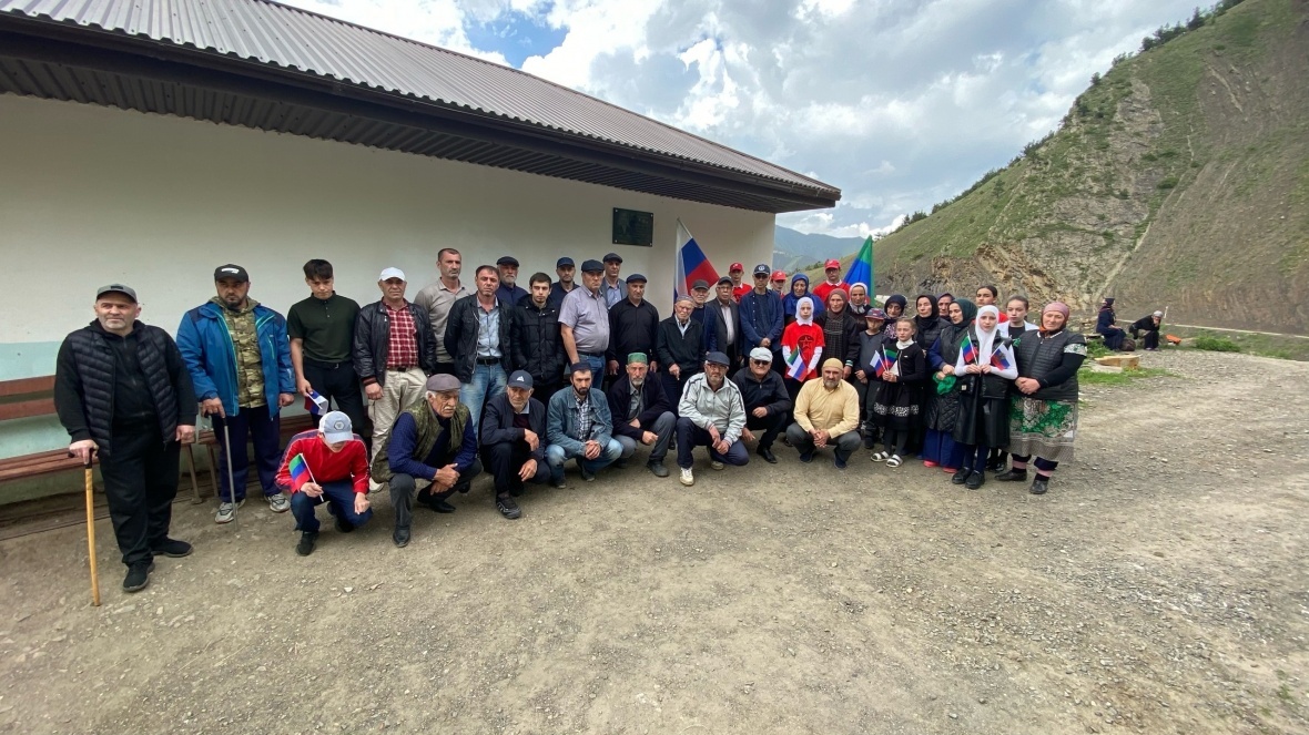 В селе Талух Чародинского района открыли мемориальную доску Зауру Махатовичу Омарову