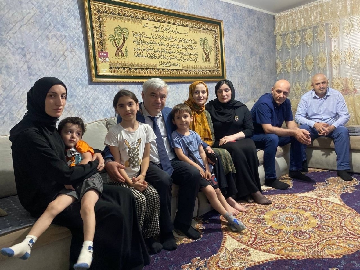 Семью Ибрагима Ибрагимова, погибшего при исполнении воинского долга на СВО, поздравили с Днем защиты детей