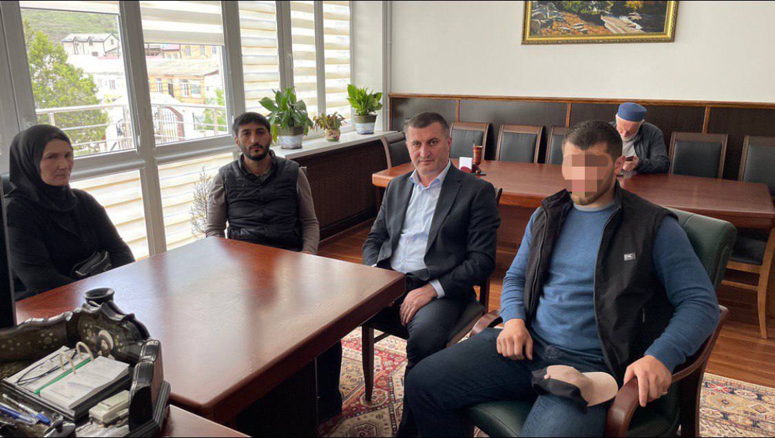 Глава района встретился с военнослужащим, прибывающим в коротком отпуске