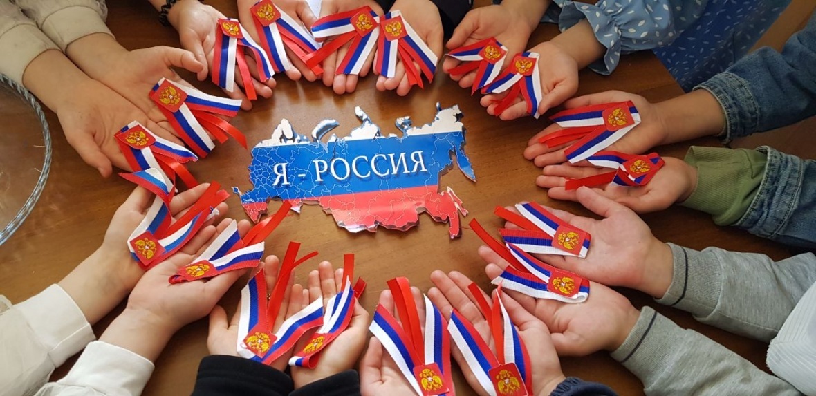 Красивые сувениры из триколора раздали жителям райцентра