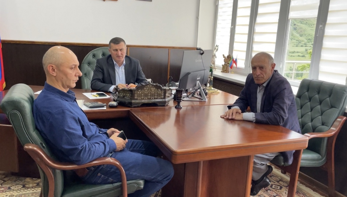 Подготовку к мероприятиям ко Дню памяти и скорби, итоги сдачи ЕГЭ И ОГЭ и завершение перегона овец обсудили на аппаратном совещании