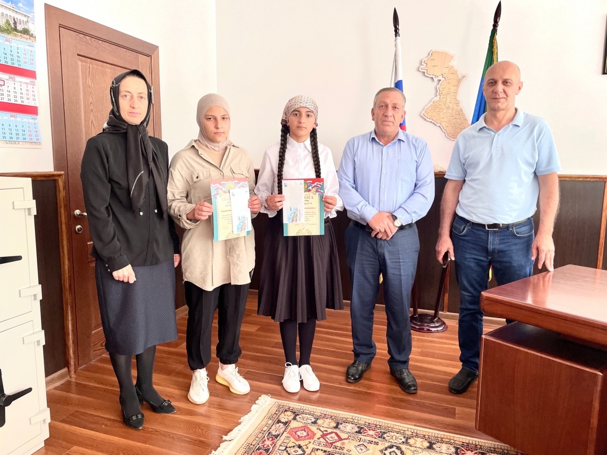 Воспитанницам центра дополнительного образования детей вручили почетные грамоты