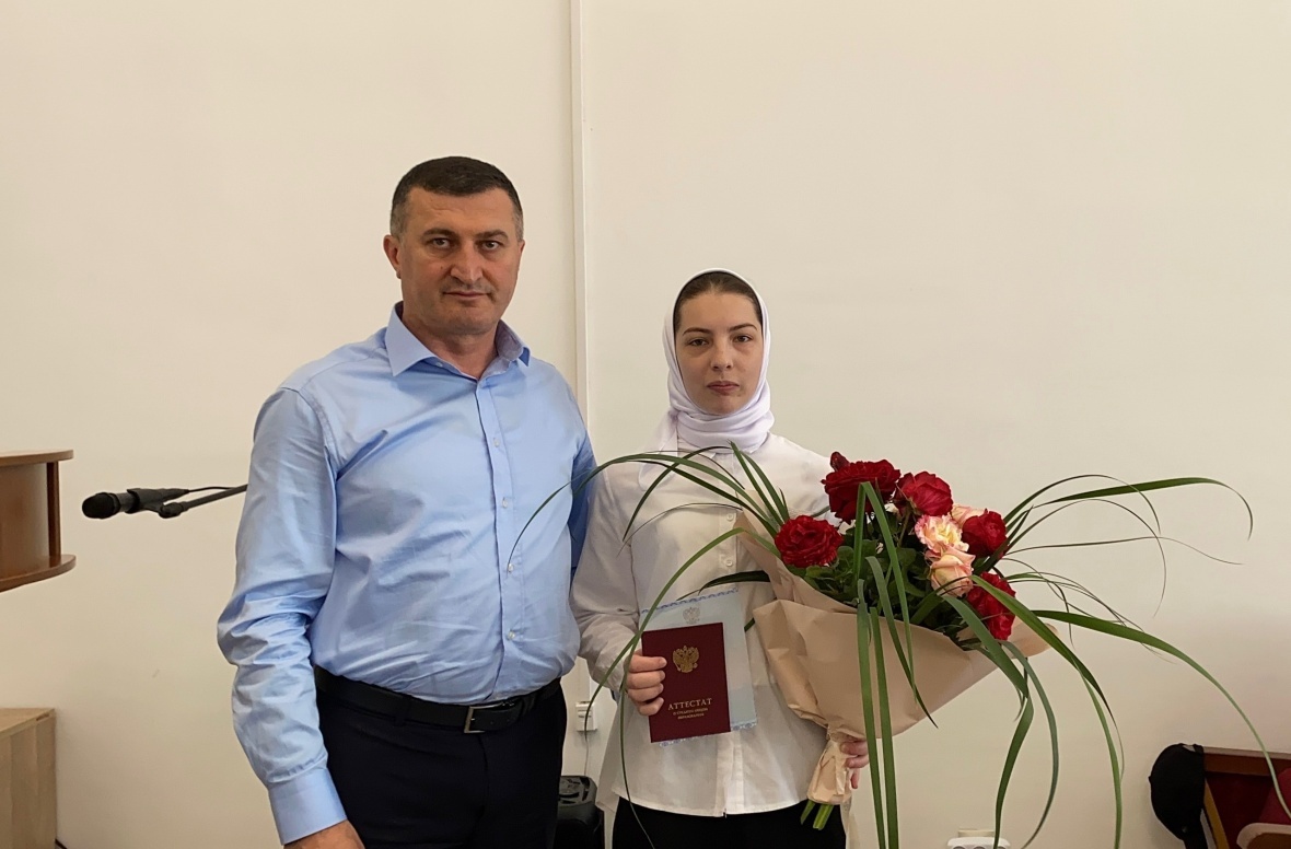 В администрации района состоялась торжественная церемония вручения золотой медали выпускнице Цурибской СОШ