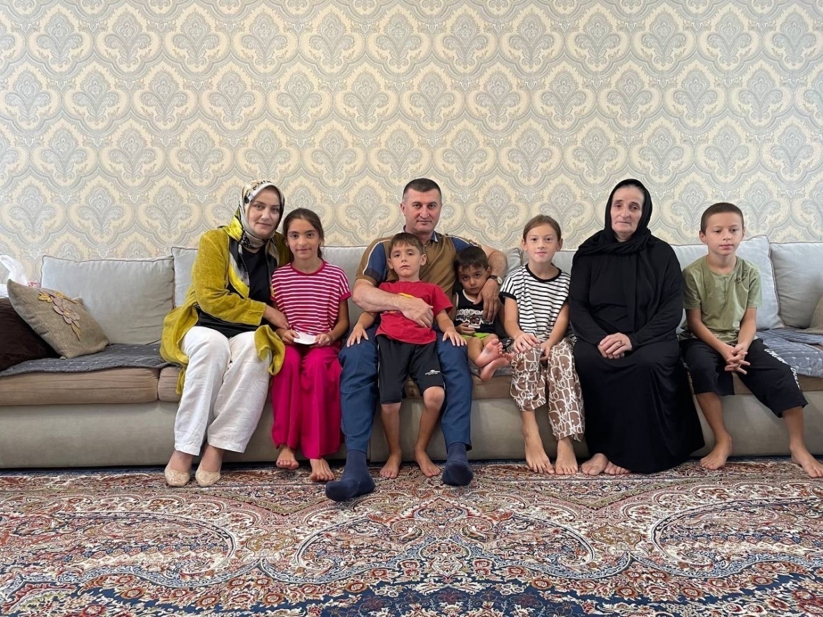 Глава Чародинского района Мухидин Магомедов  вместе с помощником депутата НС РД Магомеда Садулаева Муслимат Муртазалиевой навестили семьи мобилизованных и военнослужащих-контрактников, где есть дети ш