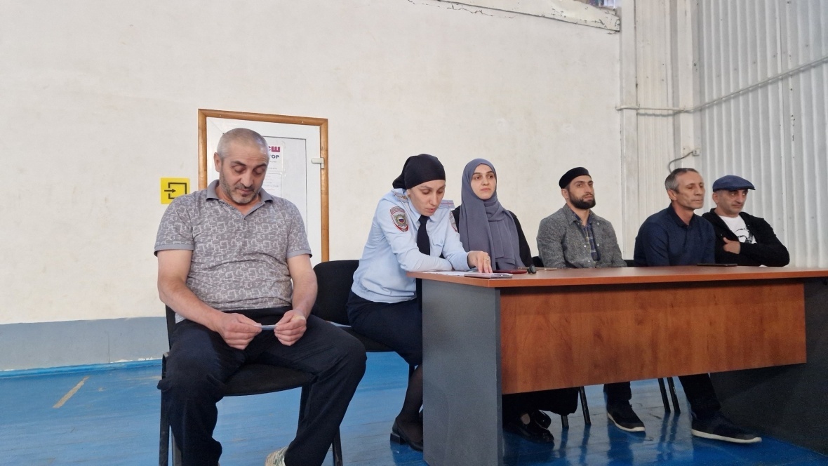 В связи с участившимися случаями заведомо ложных сообщений об акте терроризма на территории Республики Дагестан, в детско-юношеской спортивной школе Чародинского района вчера прошла встреча с воспитан