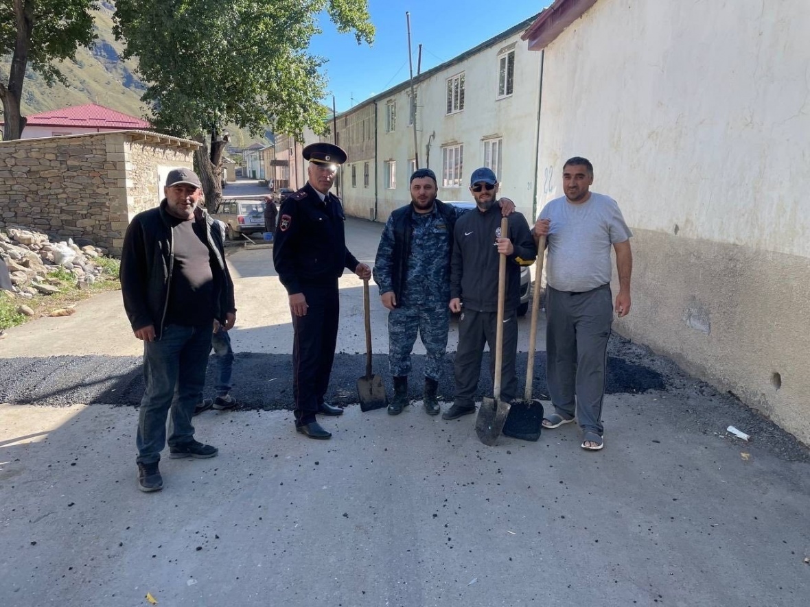 В селе Цуриб Чародинского района на улице им. Ахмеда Абдулмеджидова появились 2 искусственные дорожные неровности