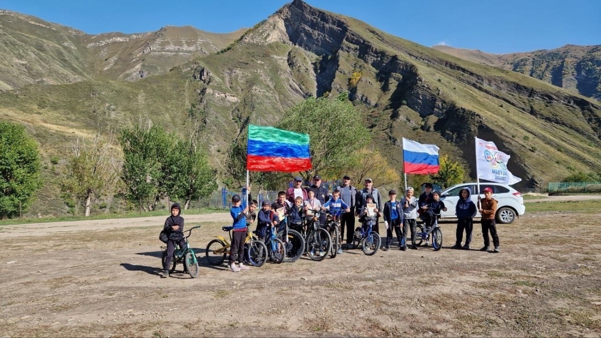 Работники детско-юношеской спортивной школы Чародинского района провели велосипедные гонки среди обучающихся 1-5 классов Цурибской школы. Победители получили грамоты и медали .