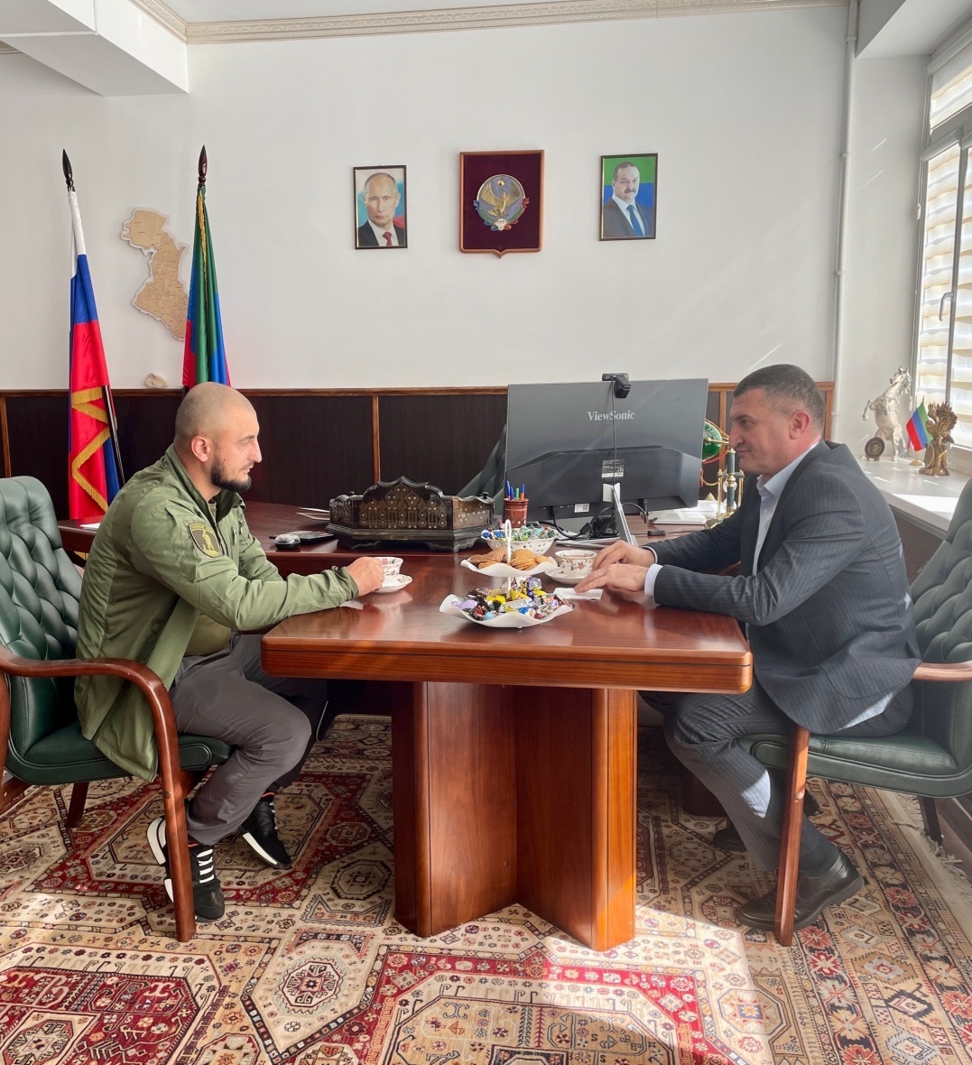Глава района Мухидин Магомедов встретился с военнослужащим Ахмедом Магомедовым из Арчибского поселения