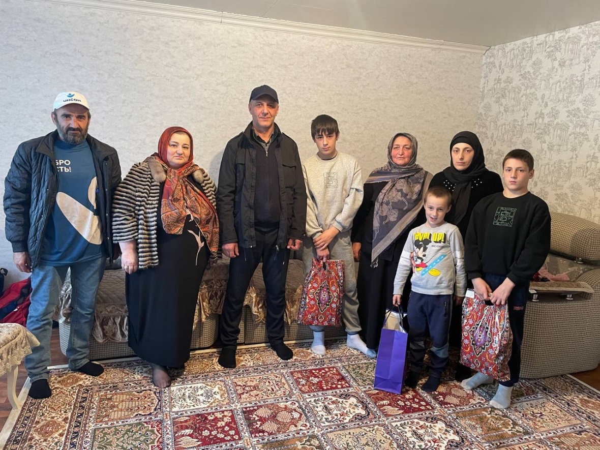 Представители администрации района посетили детей-сирот