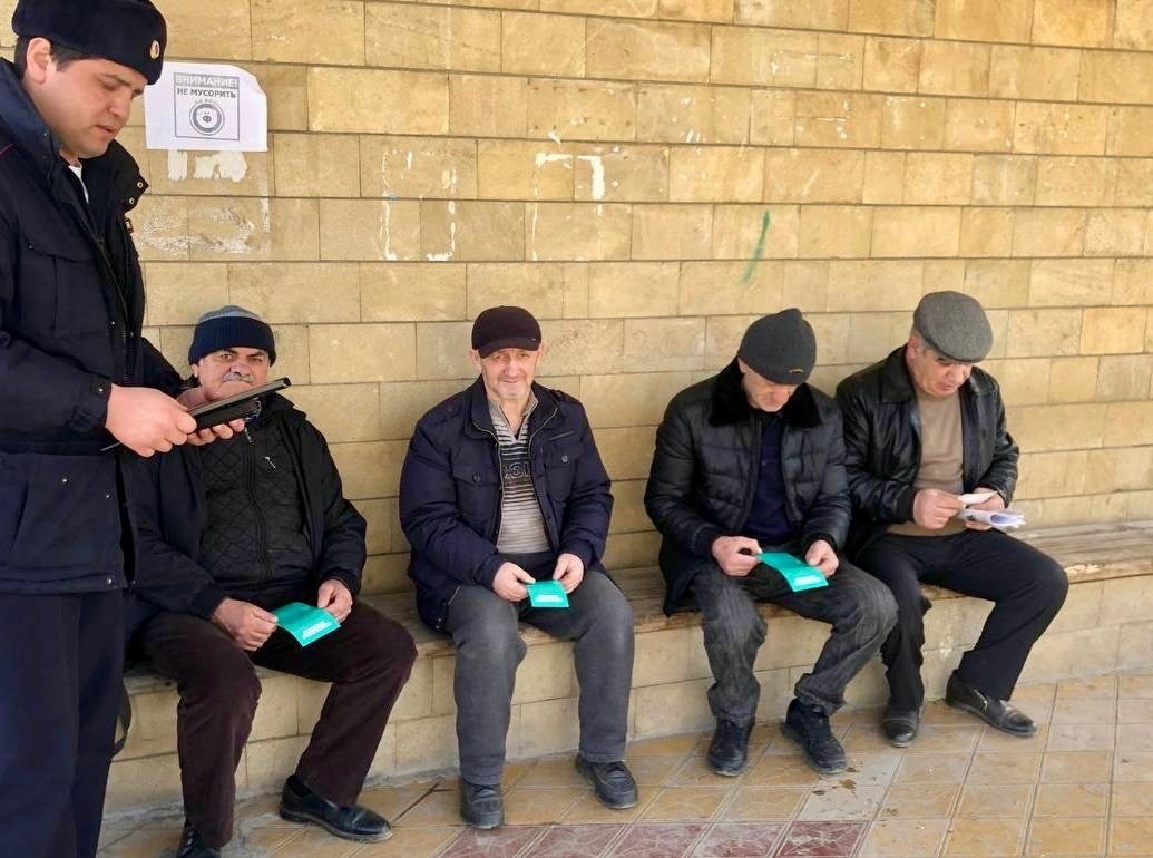 Сотрудники ОМВД России по Чародинскому району раздали жителям муниципалитета более 100 информационных памяток