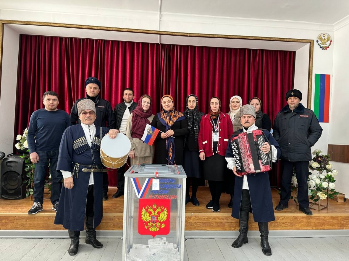 Работники Дома культуры продемонстрировали музыкальное выступление на выборах Президента страны