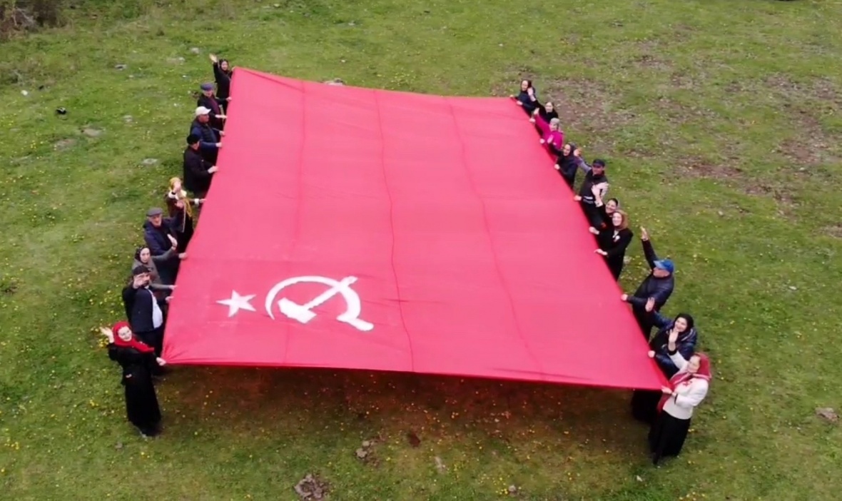 Сегодня на живописном уголке Чародинского района развернули копию Знамени Победы