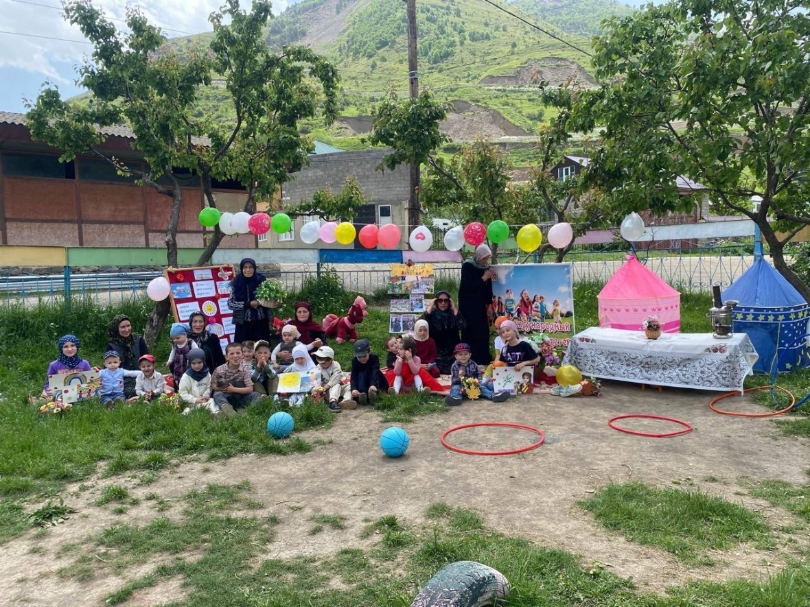 К Международному дню защиты детей для младших жителей села Магар провели игровую программу 