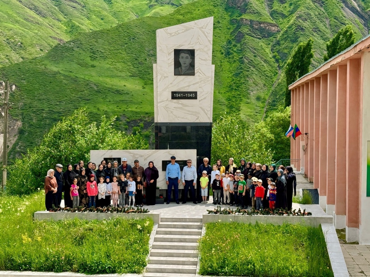 К памятнику участникам Великой Отечественной войны возложили цветы