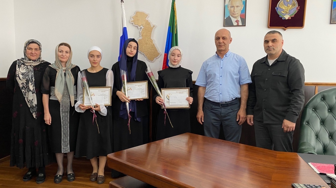 Сегодня в администрации района чествовали отличившихся в учебе выпускников школ района