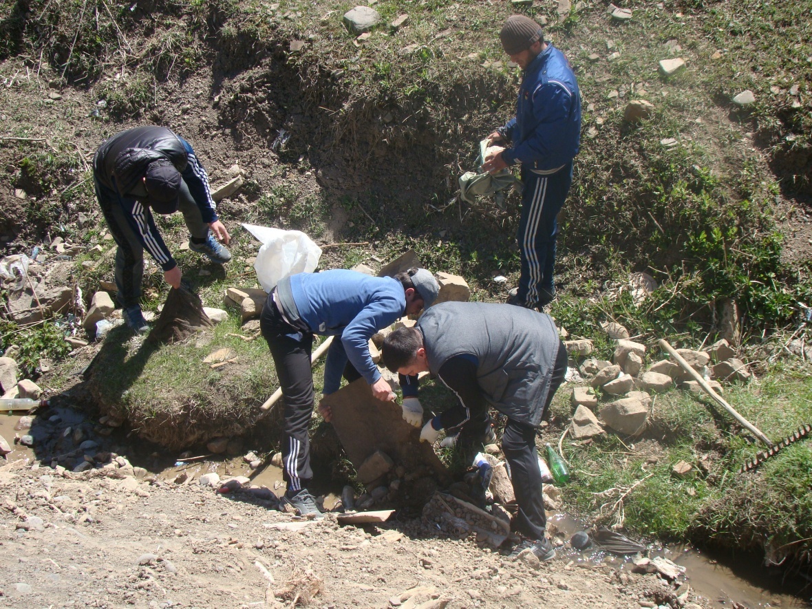25 апреля в МО «Чародинский район» провели общерайонный субботник