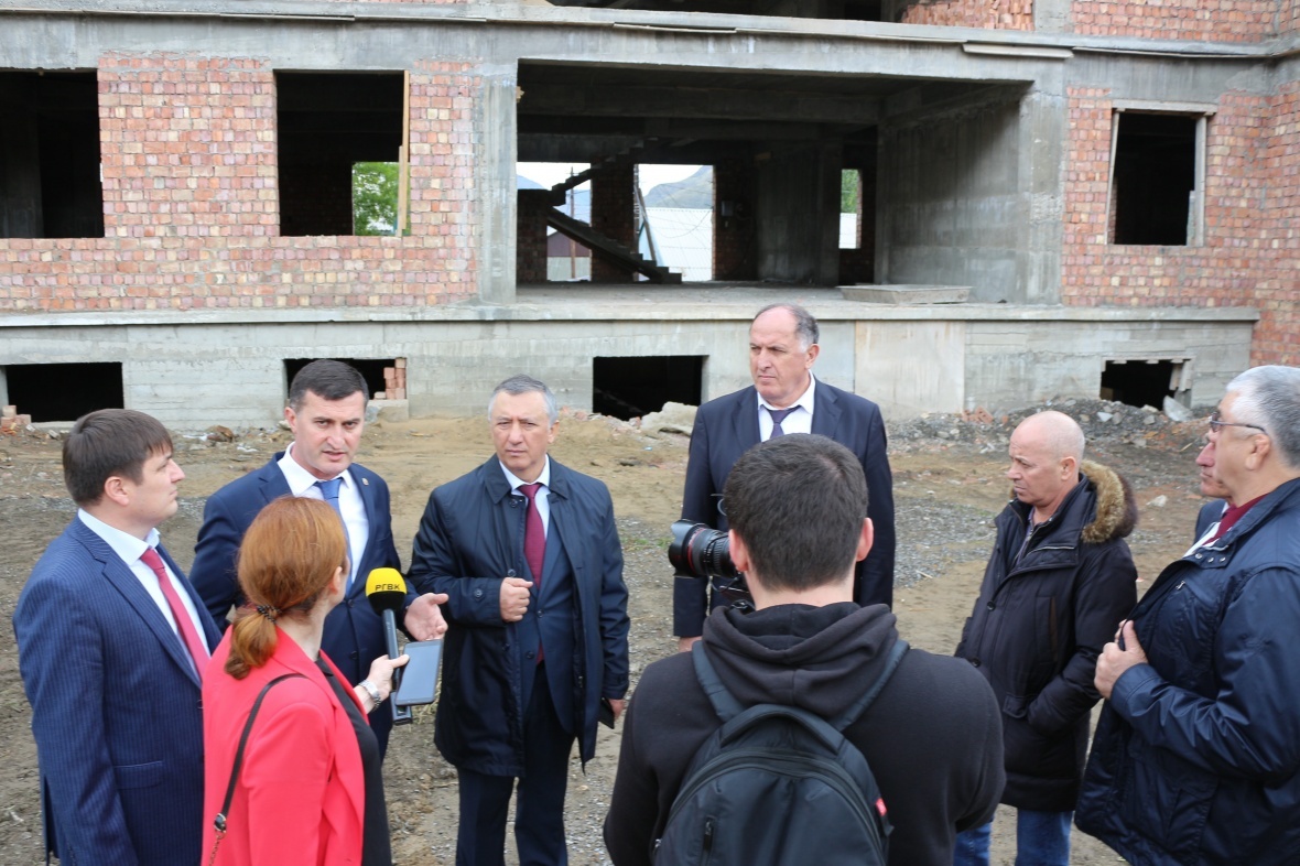 В рамках празднования юбилея Чародинского района Абдулмуслим Абдулмуслимов осмотрел ряд строящихся объектов