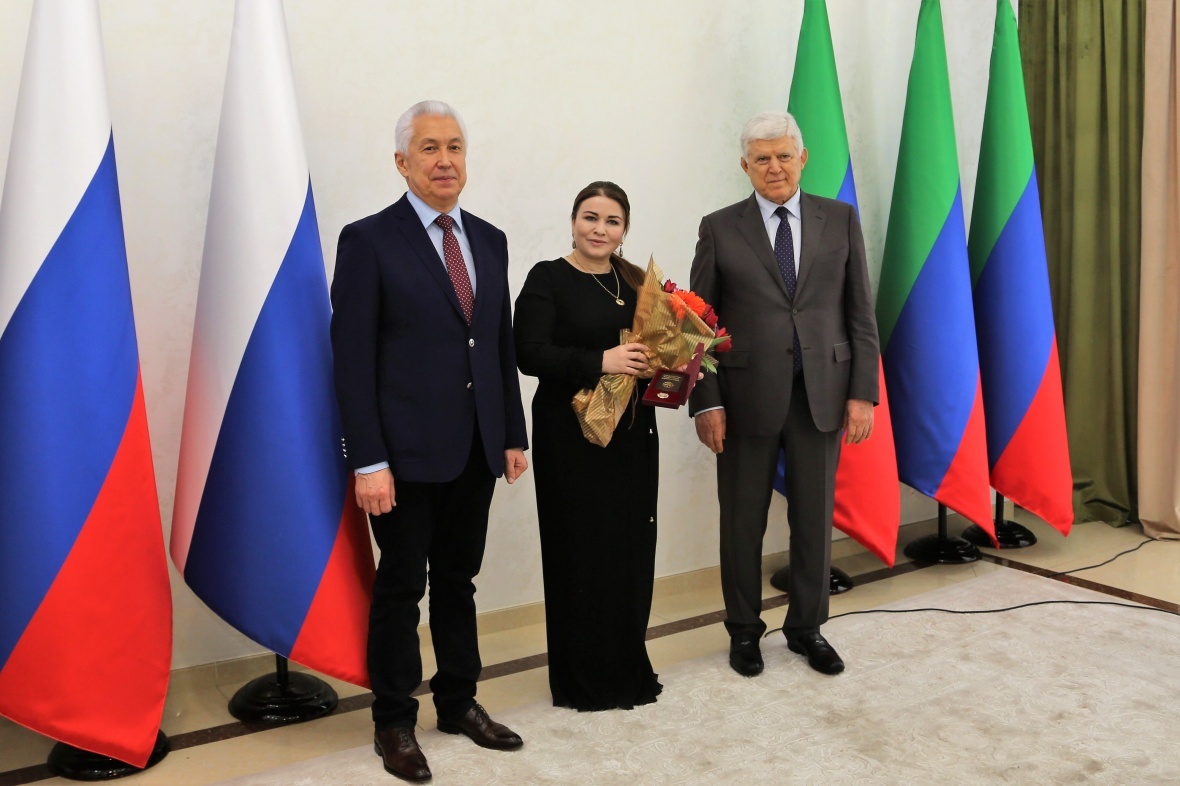 Поздравляем Супайнат Гасангусенову с присвоением почетного звания