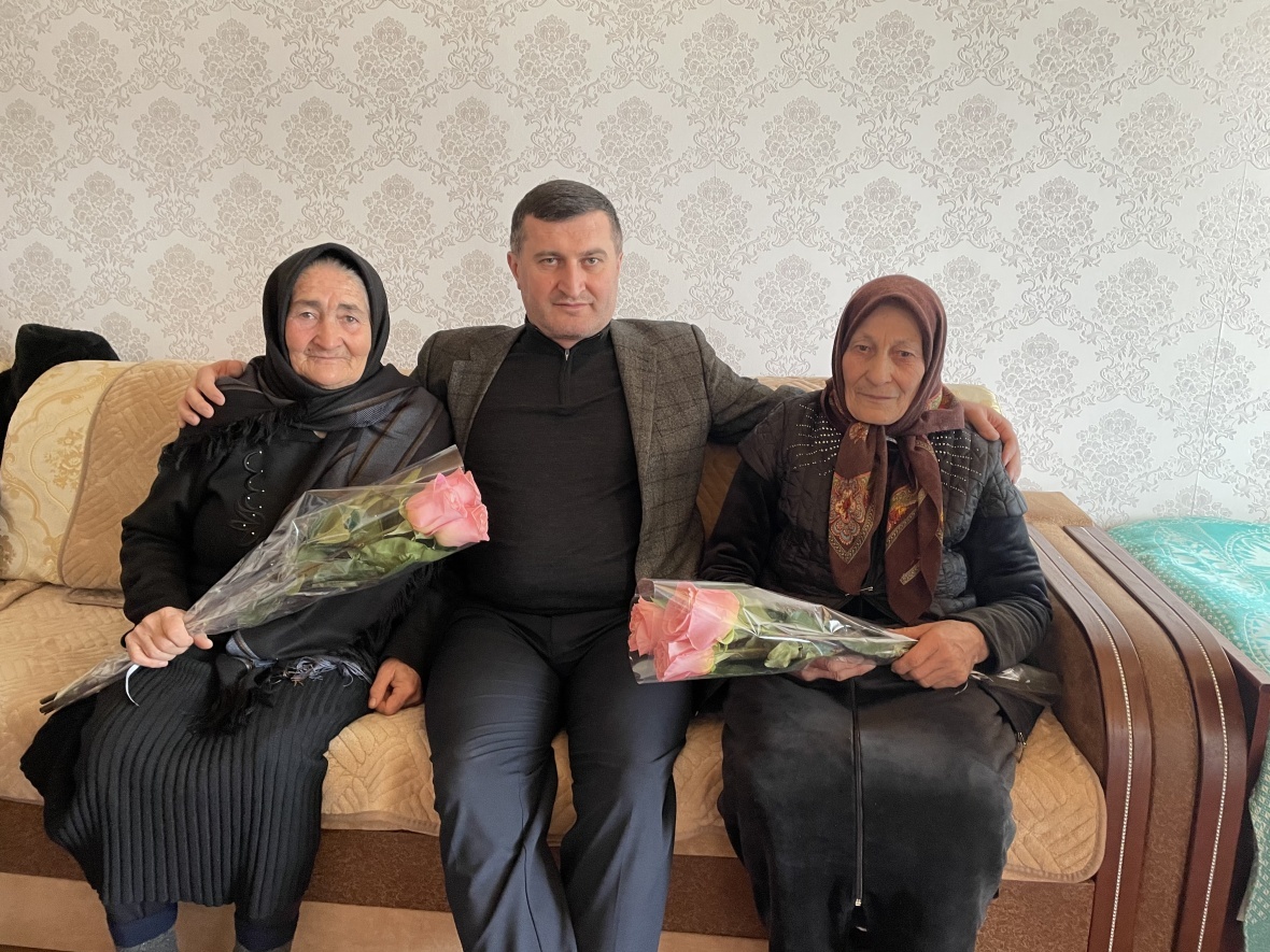 Мухидин Магомедов поздравил с наступающим Международным женским днем Омарову Патимат и Хабибулаеву Патимат в селе Цене