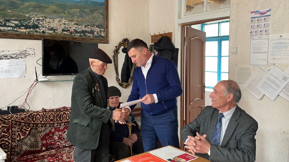 Мухидин Магомедов поздравил ветерана труда Давуда Магомедова с майскими праздниками