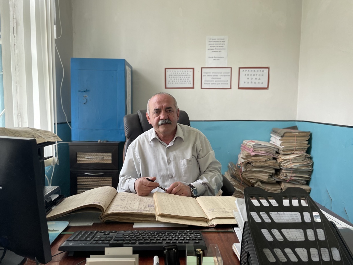 Сегодня день рождения главного специалиста по вопросам муниципального архива Магомедова Султанахмеда Курбановича