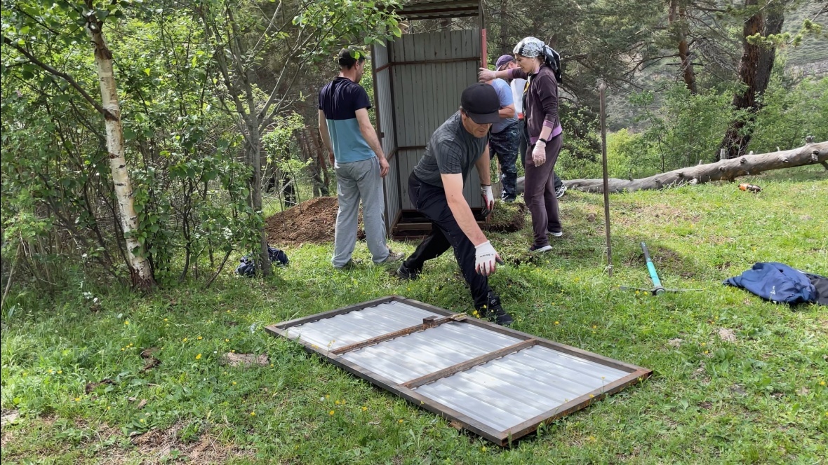 В гостевом доме в Чародинском лесу провели субботник